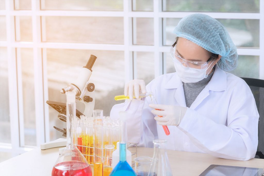 Frau im Chemielabor