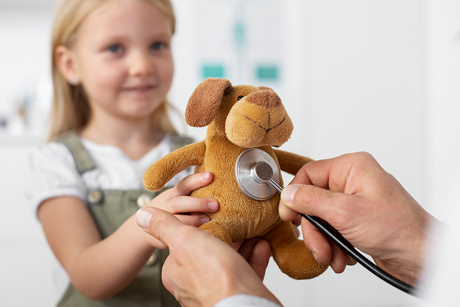 30.7.2024: Teddy-Klinik Mädchen mit Teddy beim Arzt
