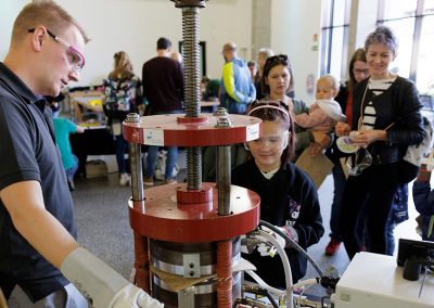 Eine eigene Wurfscheibe pressen (Foto: Reiner Voß / view)
