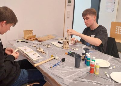 Schüler beim Bau eines solarbetriebenen Models (Foto: ZRW)