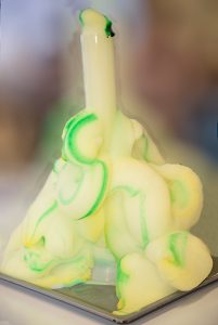 ausgehärteter Schaum bildet nach einem Experiment eigenartige Form