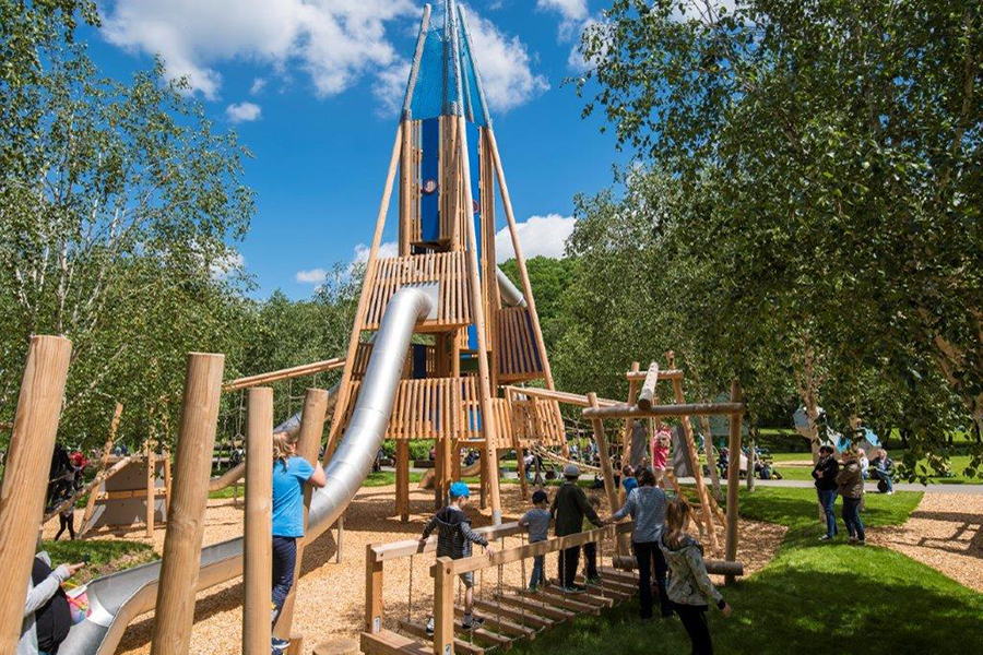 Spielplatz mit Kletterturm und Rutsche